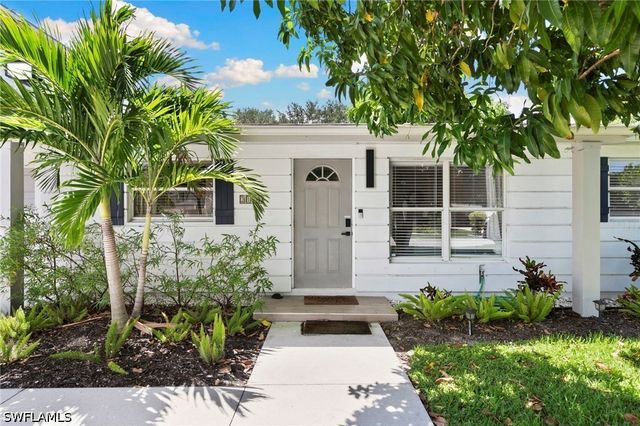 2160 Holiday LN, Naples, FL 34104