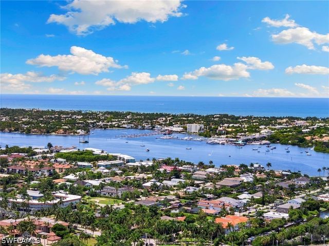 2160 Holiday LN, Naples, FL 34104