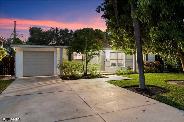 2160 Holiday LN, Naples, FL 34104