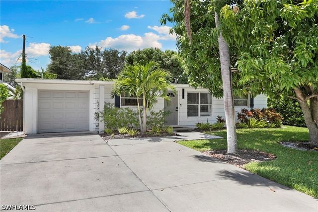 2160 Holiday LN, Naples, FL 34104