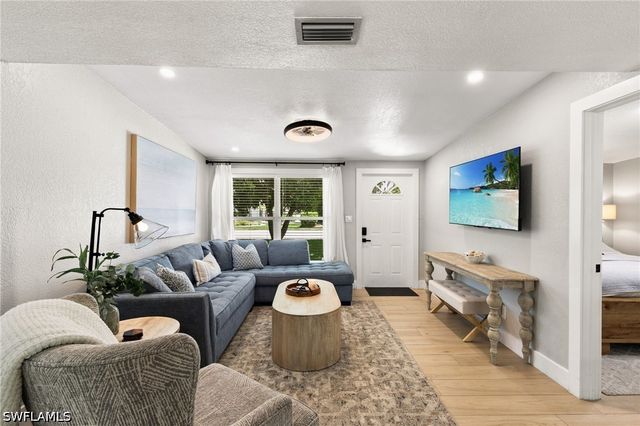 2160 Holiday LN, Naples, FL 34104