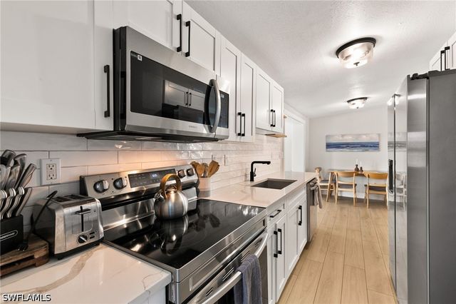 2160 Holiday LN, Naples, FL 34104