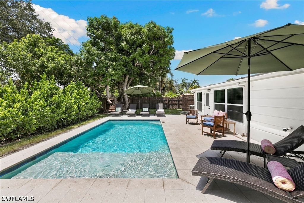 2160 Holiday LN, Naples, FL 34104