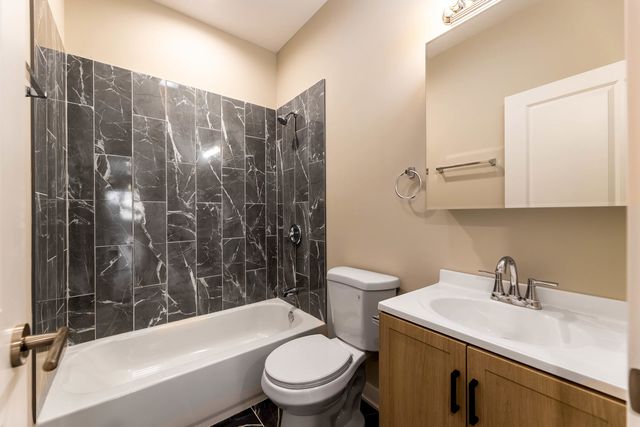 2821 W Jackson Avenue, Chicago, IL 60612