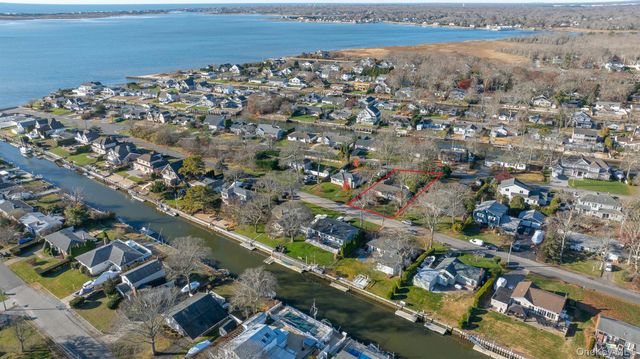 14 Whiting Road, East Quogue, NY 11942