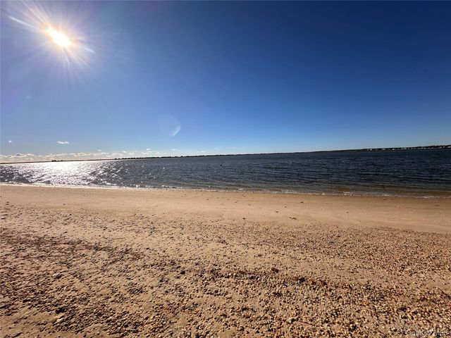 14 Whiting Road, East Quogue, NY 11942