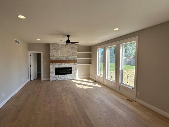 2372 NE Colonnade Avenue, Grain Valley, MO 64029