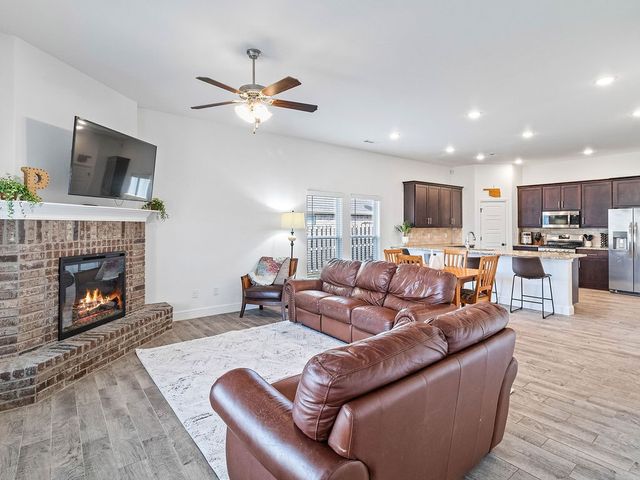 2402 England Lane, Pea Ridge, AR 72751