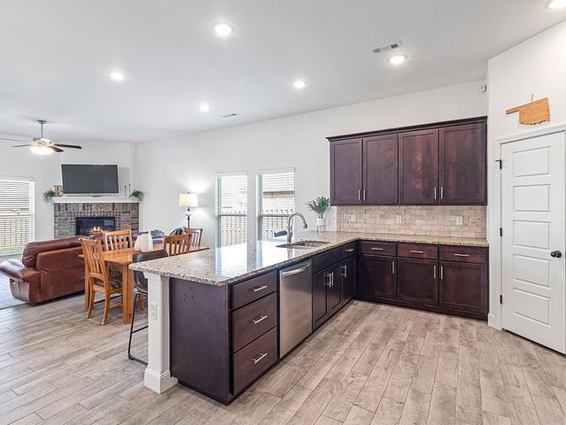 2402 England Lane, Pea Ridge, AR 72751