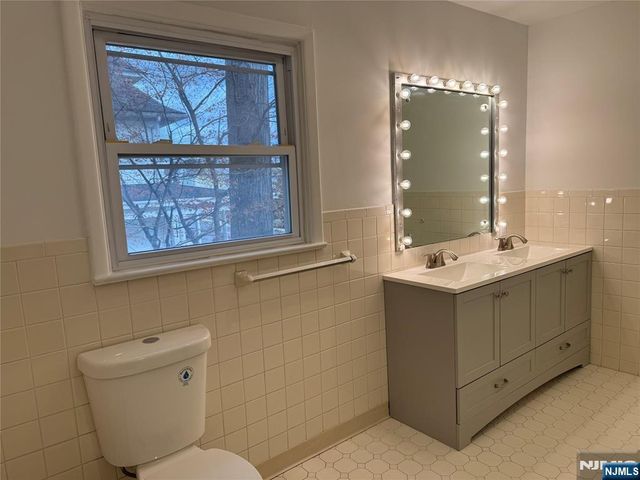 27 Lincoln Place 2, East Rutherford, NJ 07073