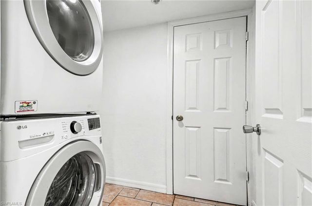 9650 Victoria LN 104, Naples, FL 34109