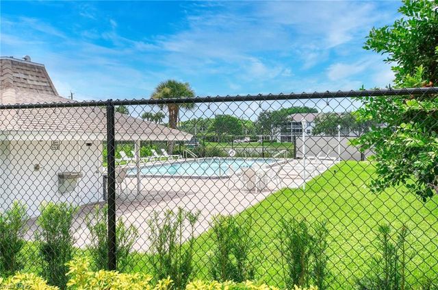 9650 Victoria LN 104, Naples, FL 34109