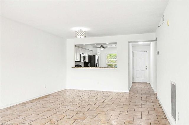 9650 Victoria LN 104, Naples, FL 34109
