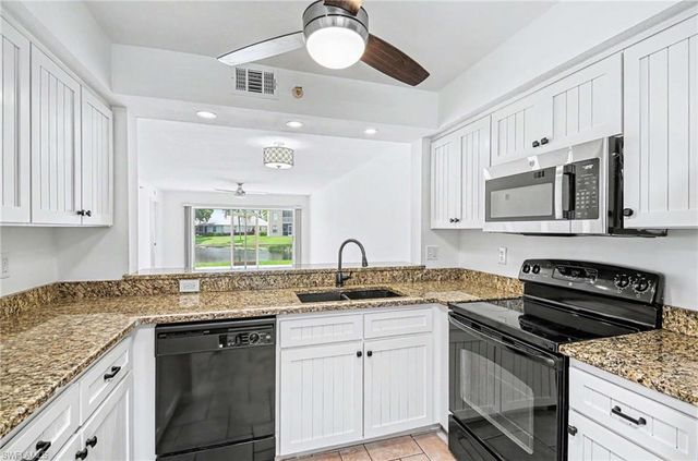 9650 Victoria LN 104, Naples, FL 34109