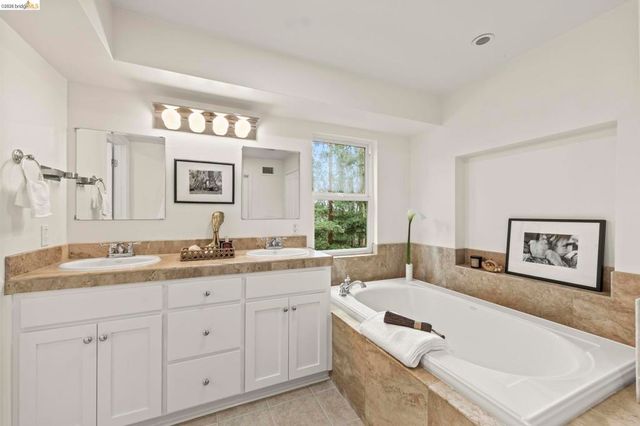 2 2 Cortez Ct, Oakland, CA 94611