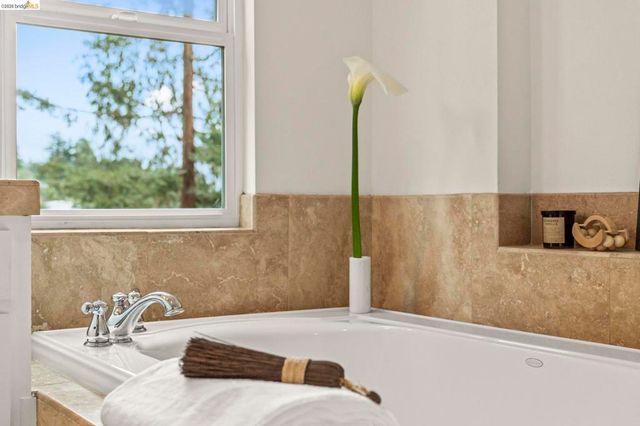 2 2 Cortez Ct, Oakland, CA 94611