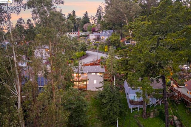 2 2 Cortez Ct, Oakland, CA 94611