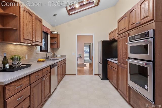 33420 Quaker Valley Road, Farmington Hills, MI 48331