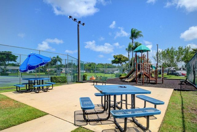 1152 Summit Trail Circle B, West Palm Beach, FL 33415