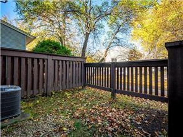 4819 Grenwich Way N, Oakdale, MN 55128