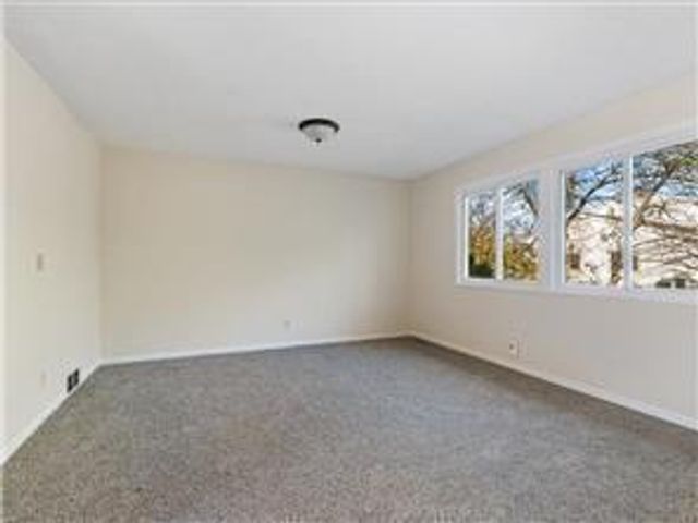 4819 Grenwich Way N, Oakdale, MN 55128