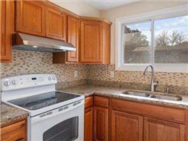 4819 Grenwich Way N, Oakdale, MN 55128