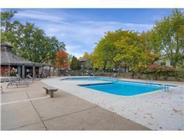 4819 Grenwich Way N, Oakdale, MN 55128