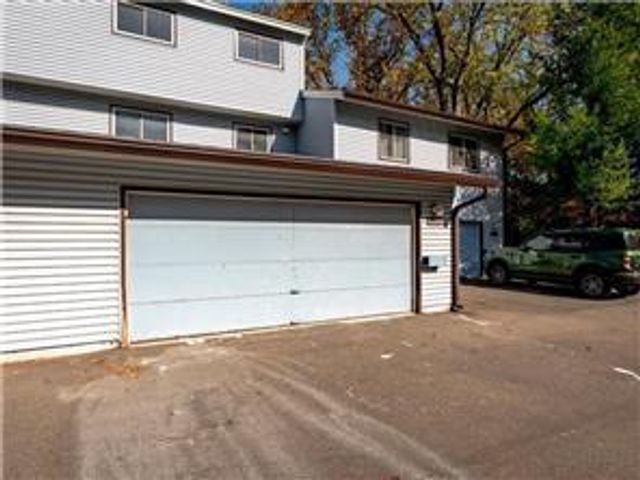 4819 Grenwich Way N, Oakdale, MN 55128