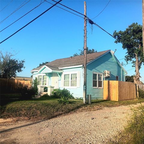 318 7th Street N, Texas City, TX 77590