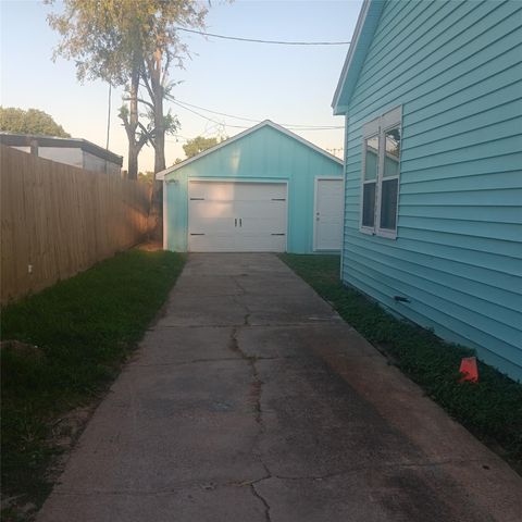 318 7th Street N, Texas City, TX 77590
