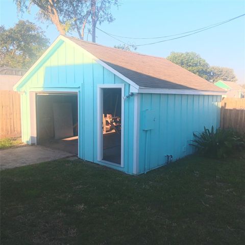 318 7th Street N, Texas City, TX 77590