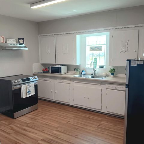 318 7th Street N, Texas City, TX 77590