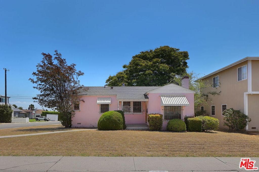 Image 1 of property listing at 8320 Airlane Avenue, Los Angeles, CA 90045
