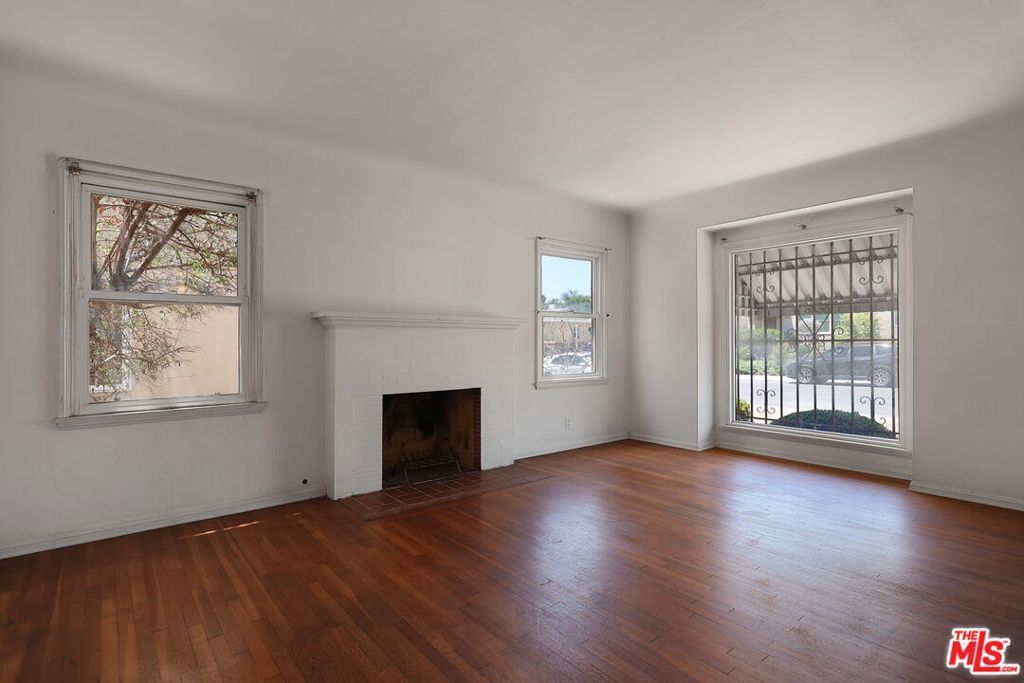Image 11 of property listing at 8320 Airlane Avenue, Los Angeles, CA 90045