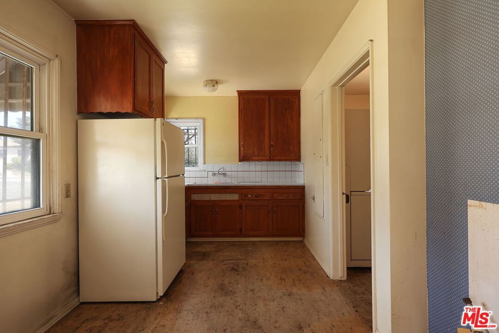 Image 15 of property listing at 8320 Airlane Avenue, Los Angeles, CA 90045