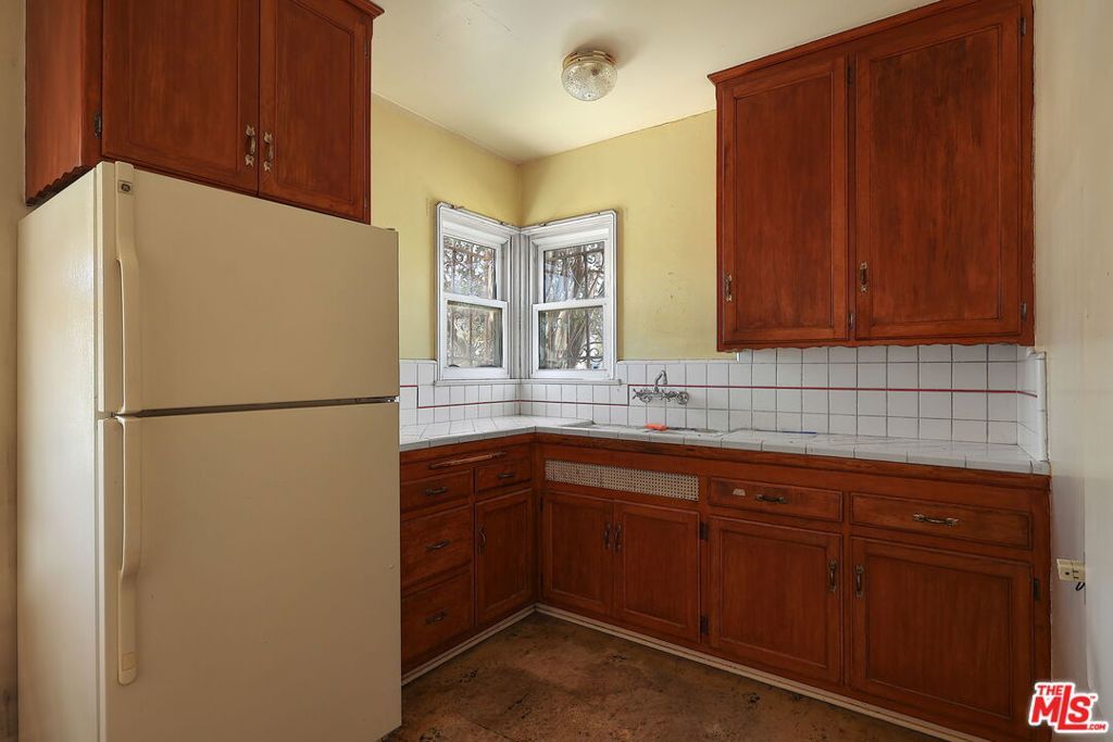 Image 16 of property listing at 8320 Airlane Avenue, Los Angeles, CA 90045