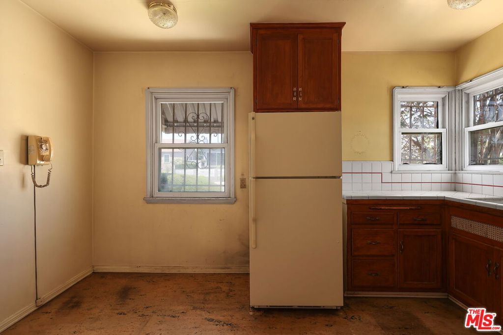 Image 17 of property listing at 8320 Airlane Avenue, Los Angeles, CA 90045