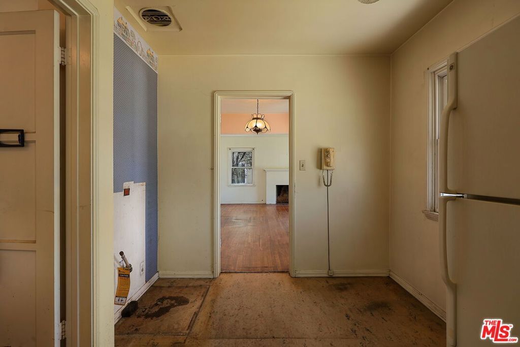 Image 18 of property listing at 8320 Airlane Avenue, Los Angeles, CA 90045