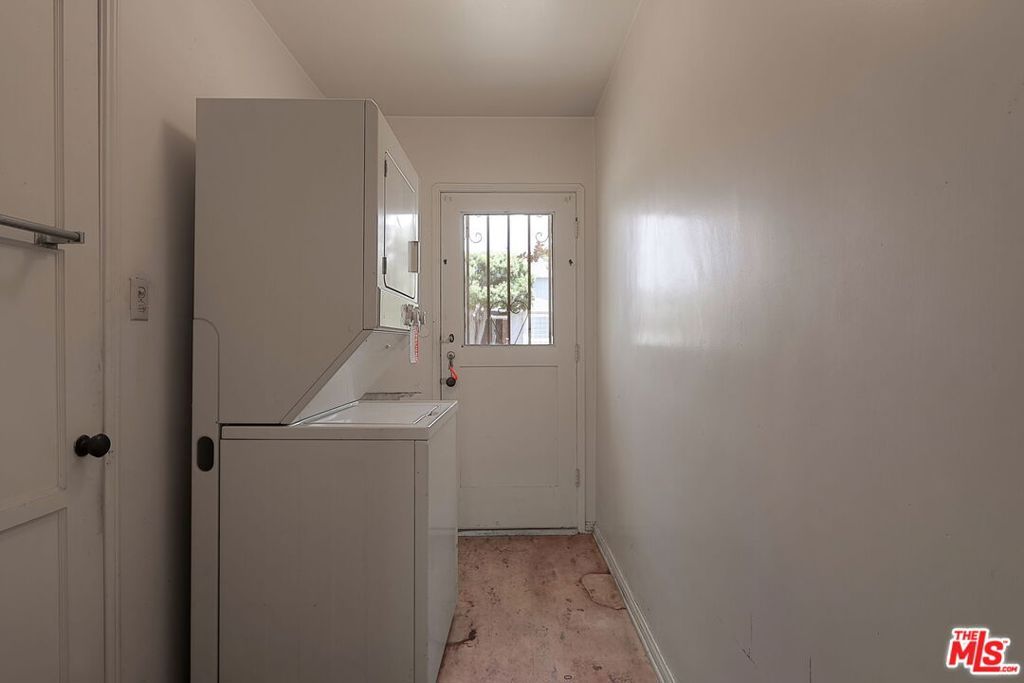 Image 19 of property listing at 8320 Airlane Avenue, Los Angeles, CA 90045