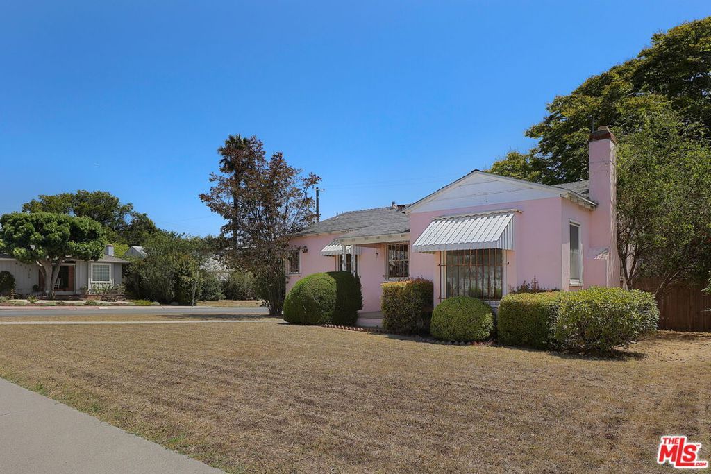 Image 2 of property listing at 8320 Airlane Avenue, Los Angeles, CA 90045