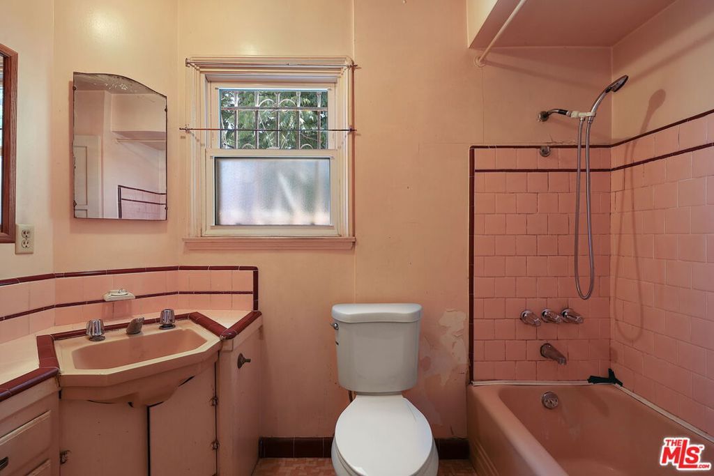 Image 22 of property listing at 8320 Airlane Avenue, Los Angeles, CA 90045