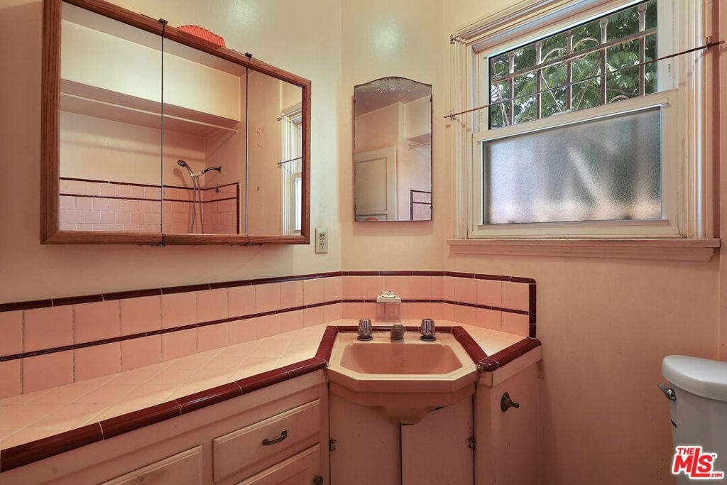 Image 23 of property listing at 8320 Airlane Avenue, Los Angeles, CA 90045