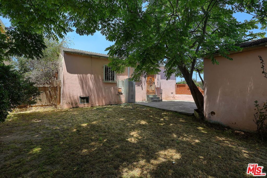 Image 27 of property listing at 8320 Airlane Avenue, Los Angeles, CA 90045