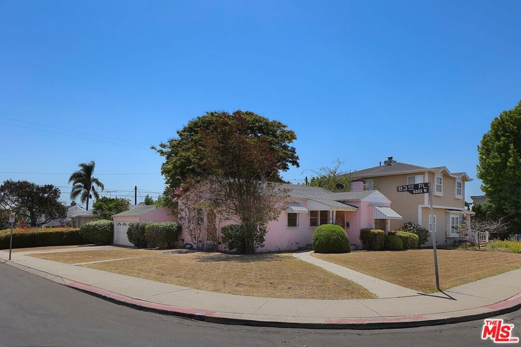Image 3 of property listing at 8320 Airlane Avenue, Los Angeles, CA 90045