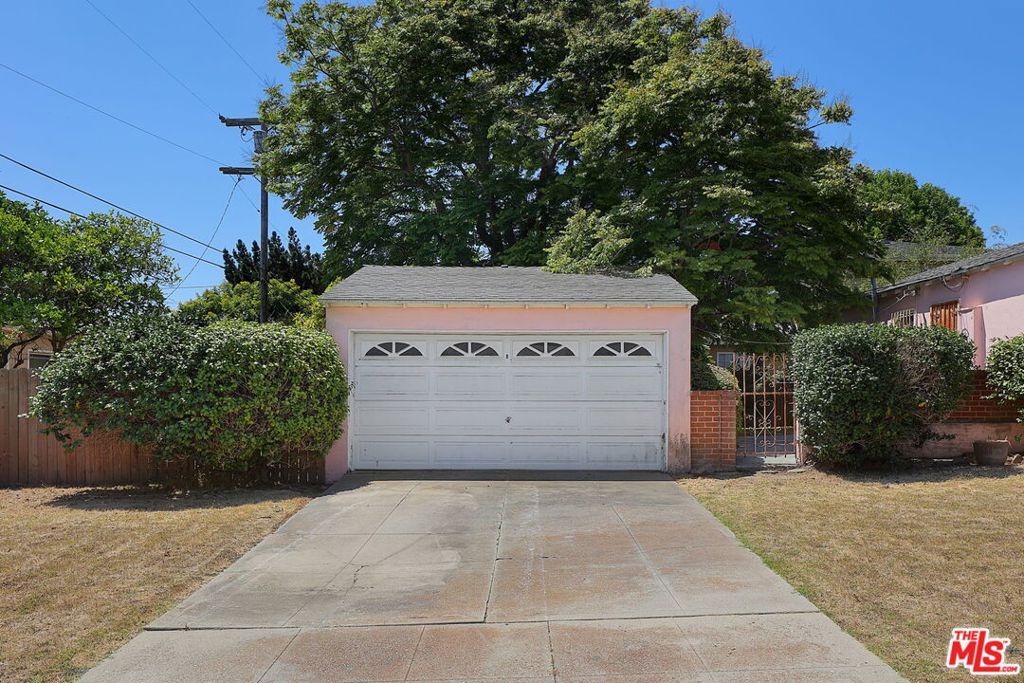 Image 32 of property listing at 8320 Airlane Avenue, Los Angeles, CA 90045