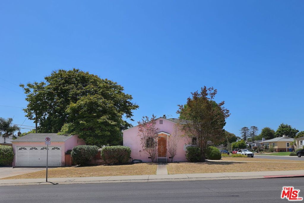 Image 4 of property listing at 8320 Airlane Avenue, Los Angeles, CA 90045