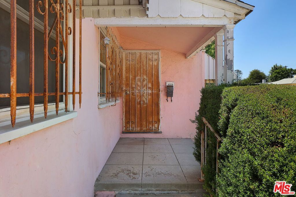 Image 5 of property listing at 8320 Airlane Avenue, Los Angeles, CA 90045