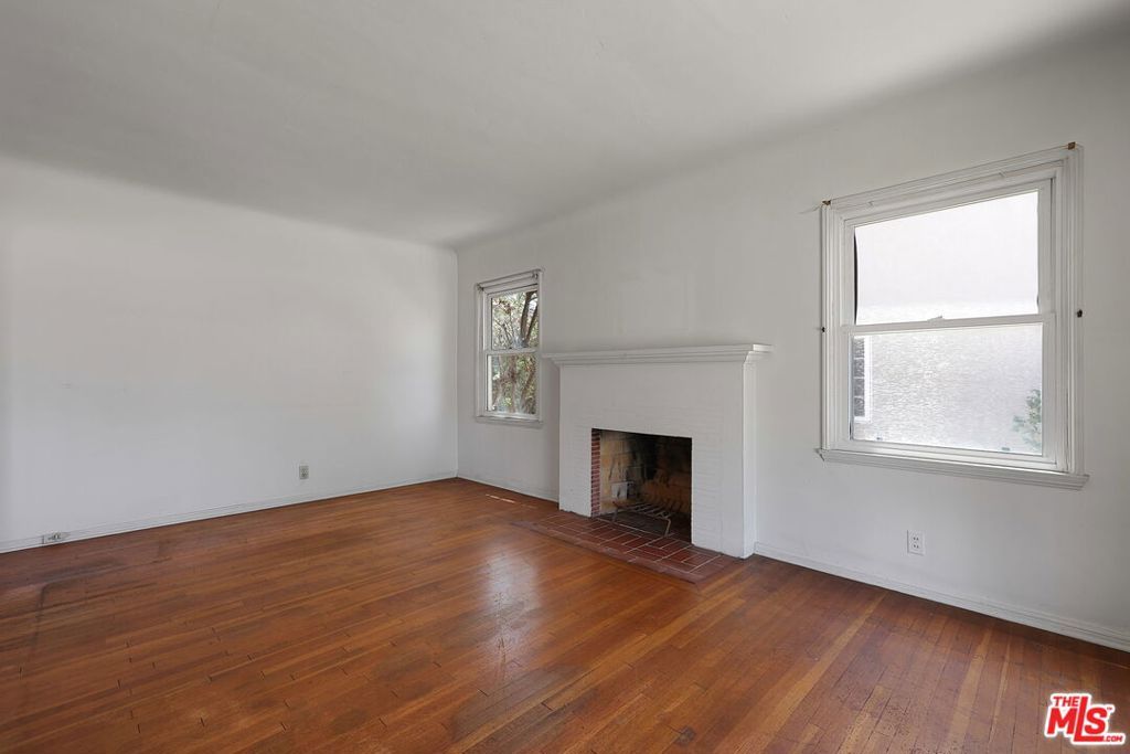 Image 6 of property listing at 8320 Airlane Avenue, Los Angeles, CA 90045