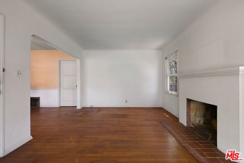 Image 7 of property listing at 8320 Airlane Avenue, Los Angeles, CA 90045