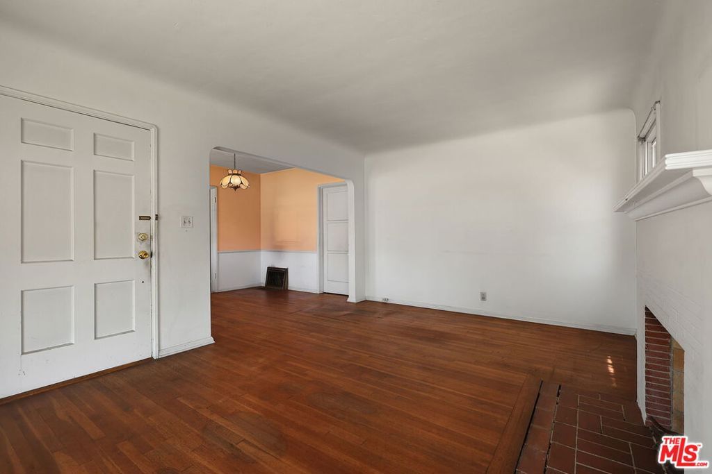 Image 8 of property listing at 8320 Airlane Avenue, Los Angeles, CA 90045